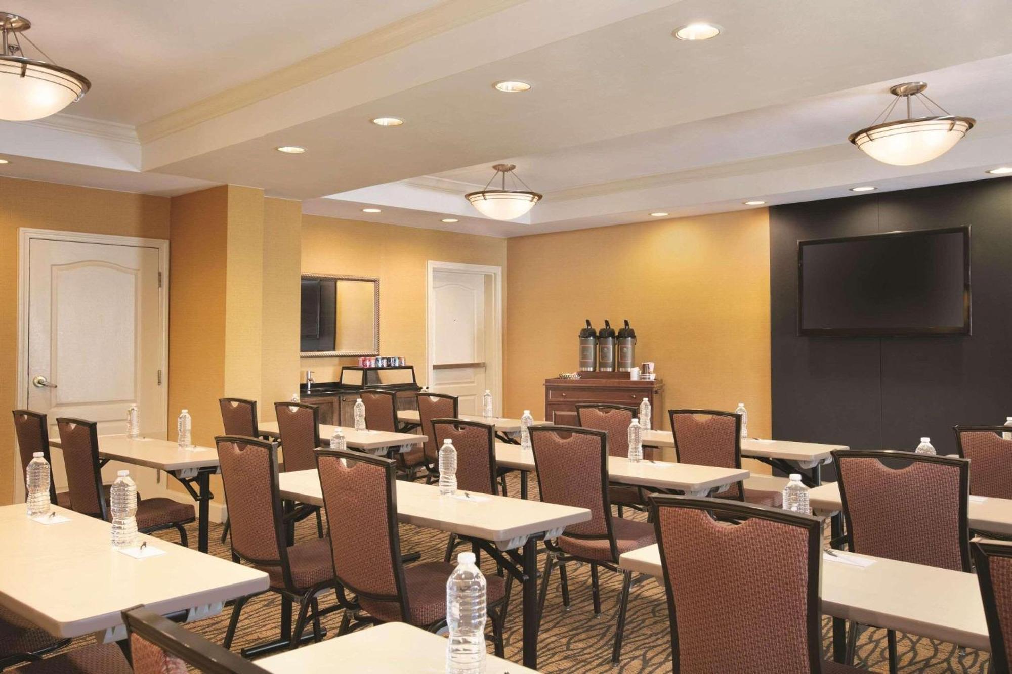 Country & By Radisson, Airport North, Ga 3* Hapeville